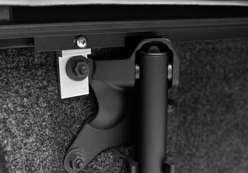 Roll-N-Lock 2019 Chevrolet Silverado 1500 60.5in Bed M-Series Retractable Tonneau - LG223M