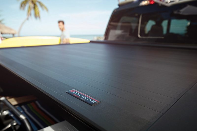 Roll-N-Lock 14-17 Chevy Silverado/Sierra 1500 68in E-Series Retractable Tonneau Cover - RC220E