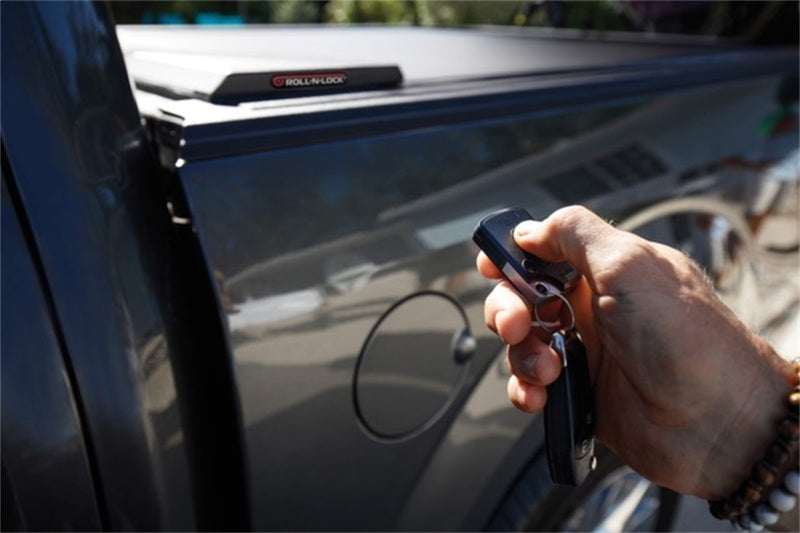 Roll-N-Lock 14-17 Chevy Silverado/Sierra 1500 68in E-Series Retractable Tonneau Cover - RC220E