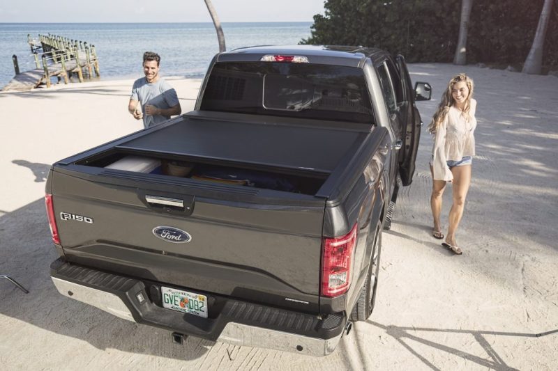 Roll-N-Lock 14-17 Chevy Silverado/Sierra 1500 68in E-Series Retractable Tonneau Cover - RC220E